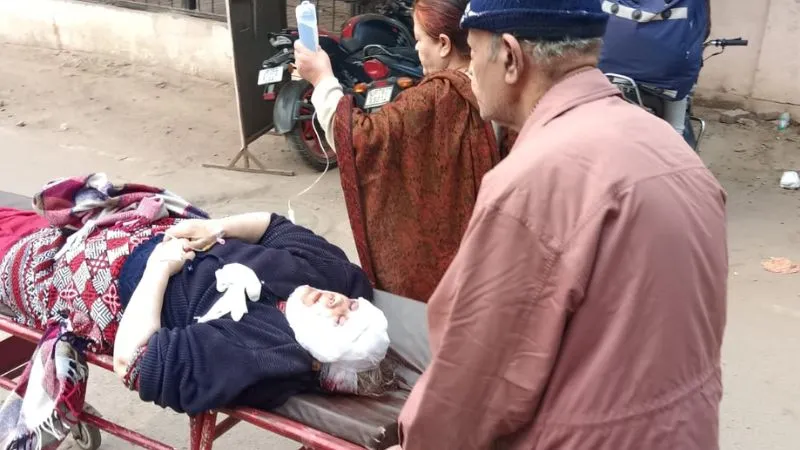 Kanpur Crime: वृद्धा ने खुद को मारी गोली… मचा हड़कंप, हैलट अस्पताल में चल रहा इलाज, कारण स्पष्ट नहीं