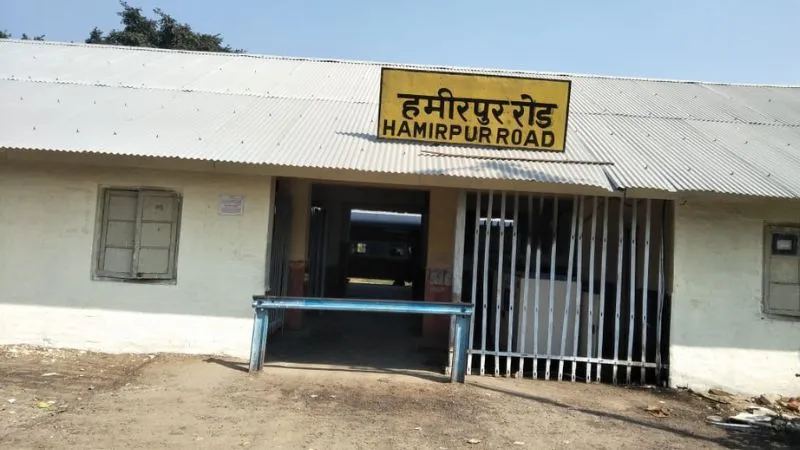 Hamirpur News: रेलवे ट्रैक पर पलटी ट्रैक्टर ट्राली, आधा घंटा बाधित रहा ट्रैक