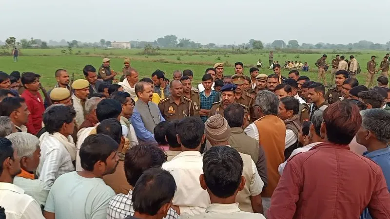 Hamirpur: इंदरपुरा में हुई चोरियों के मामले में आया नया मोड़, ग्रामीणों ने जमकर किया हंगामा, जानें- पूरा मामला