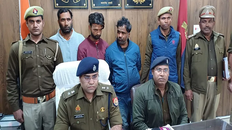 संभल: खाद लूट में शामिल तीन लोग गिरफ्तार,113 बोरे खाद व 3 लाख नकदी बरामद