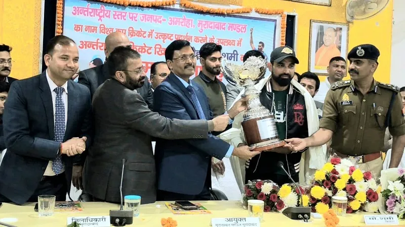 मुरादाबाद: मोहम्मद शमी को मंडलायुक्त ने किया सम्मानित, कहा- विश्वकप सहित कई अन्तर्राष्ट्रीय मैचों में की बेहतरीन गेंदबाजी
