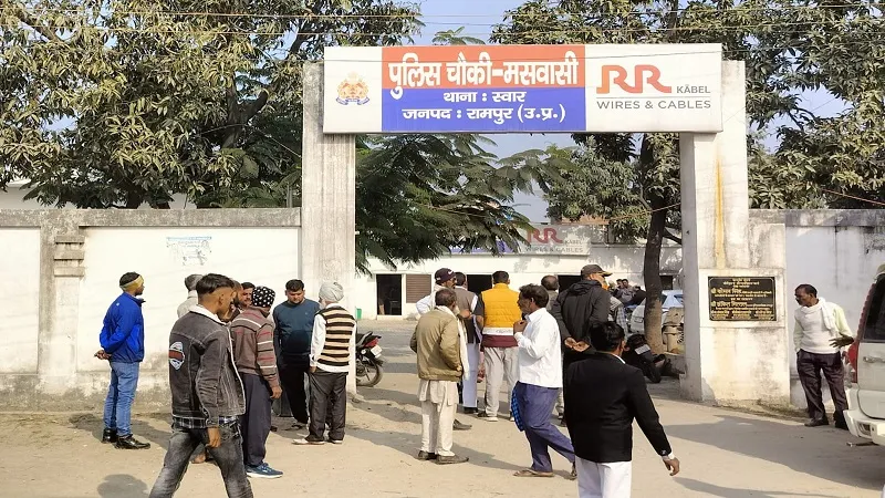 रामपुर: पशु के कब्जे को लेकर दो पक्ष भिड़े, पुलिस चौकी में हंगामा...असमंजस में पुलिस