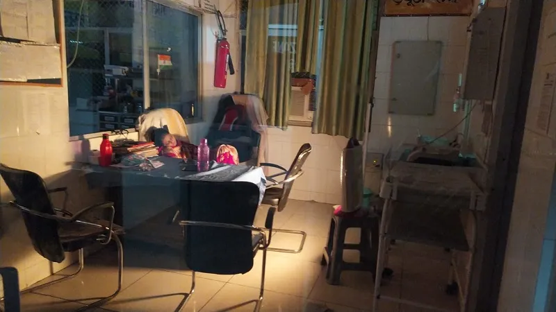 अमृत विचार पड़ताल: एसएनसीयू वार्ड का गार्ड मिला नदारद, हीटर चलाकर सोती मिली स्टाफ नर्स 
