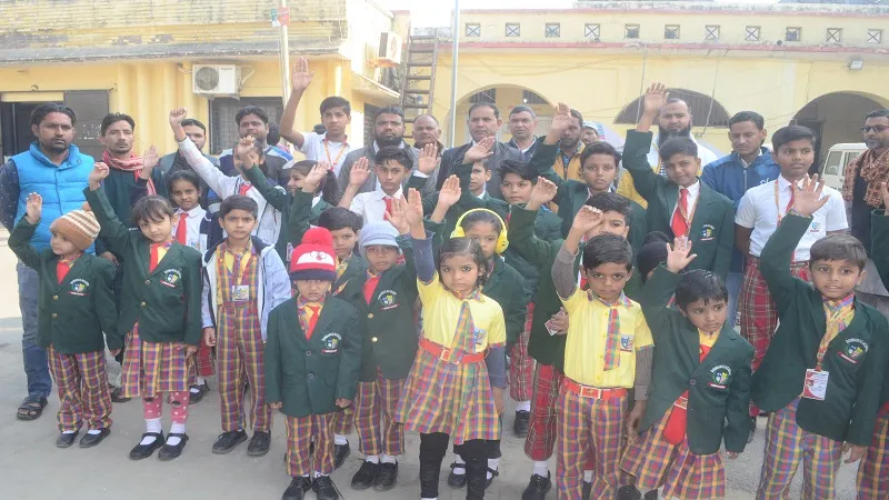  मुरादाबाद: जिलाधिकारी से की स्कूल संचालित कराने की मांग