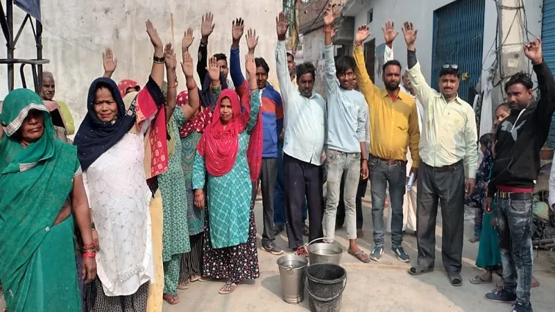 संभल: दूषित पानी पीने  से फैल रही बीमारी, लोगों ने किया विरोध प्रदर्शन