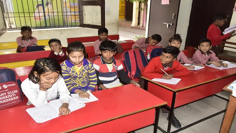 मुरादाबाद : बिना स्वेटर सर्दी में ठिठुर रहे बच्चे, जिम्मेदार कर रहे अनदेखी