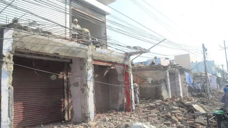 मुरादाबाद : हरथला में लोग खुद तोड़ रहे अतिक्रमण, टीम की सख्ती से हैं सहमें