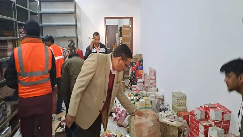  अमरोहा : कृष्णा मेडिकल स्टोर से लाखों रुपये की एक्सपायर्ड दवाएं बरामद, ड्रग्स विभाग का छापा