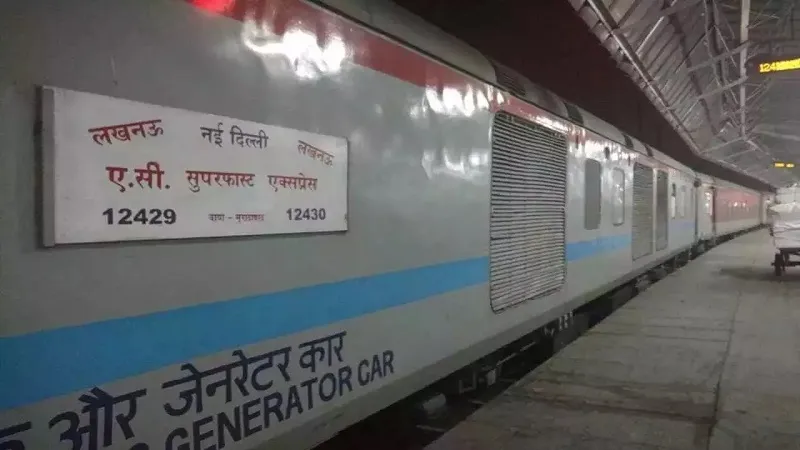 नई दिल्ली-लखनऊ एसी सुपरफास्ट ट्रेन में दंपति से टीटीई ने की अभद्रता, यात्री ने सीनियर डीसीएम से की शिकायत