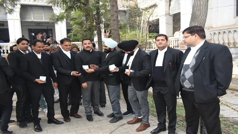 बार चुनाव: कल होगा प्रत्याशियों के भाग्य का फैसला, वोट मांगने में जुटे प्रत्याशी