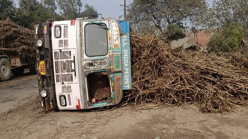 संभल:  गन्ना लदा ट्रक पलटा, बाल-बाल बचे थाना प्रभारी