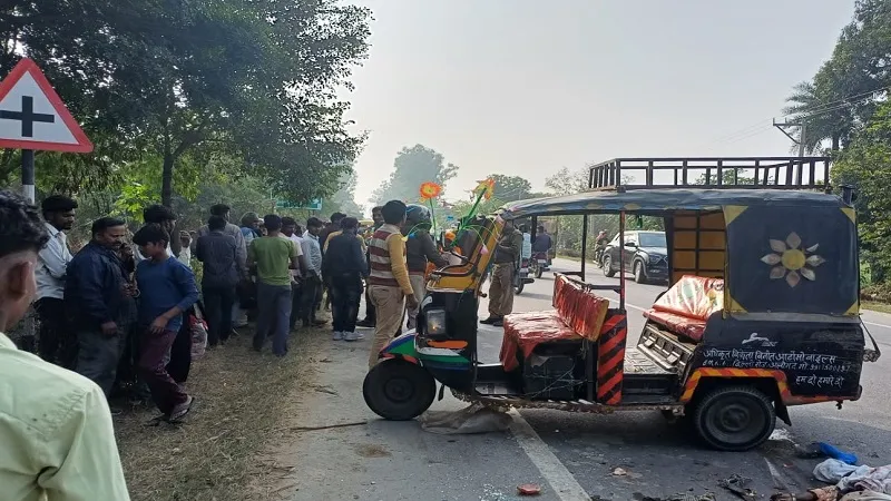 संभल : बंदर को बचाने में पलटा टेंपो, एक की मौत आठ गंभीर