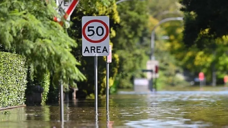 ऑस्ट्रेलिया के क्वींसलैंड में भयंकर तूफ़ान, एक की मौत...सवा लाख से अधिक घरों में बिजली गुल 