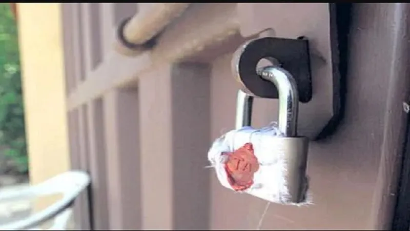 रामपुर: अवैध रूप से चल रहे दो क्लीनिक और लैब को किया सील, दुकानों के शटर गिराकर भागे संचालक