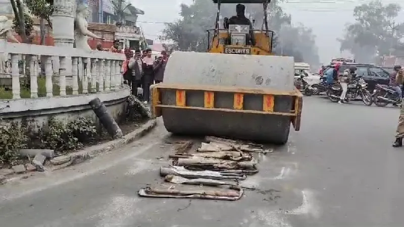 अमरोहा : पटाखे की आवाज देने वाले बाइकों के साइलेंसर किए नष्ट, नए साल को लेकर जनपद पुलिस अलर्ट