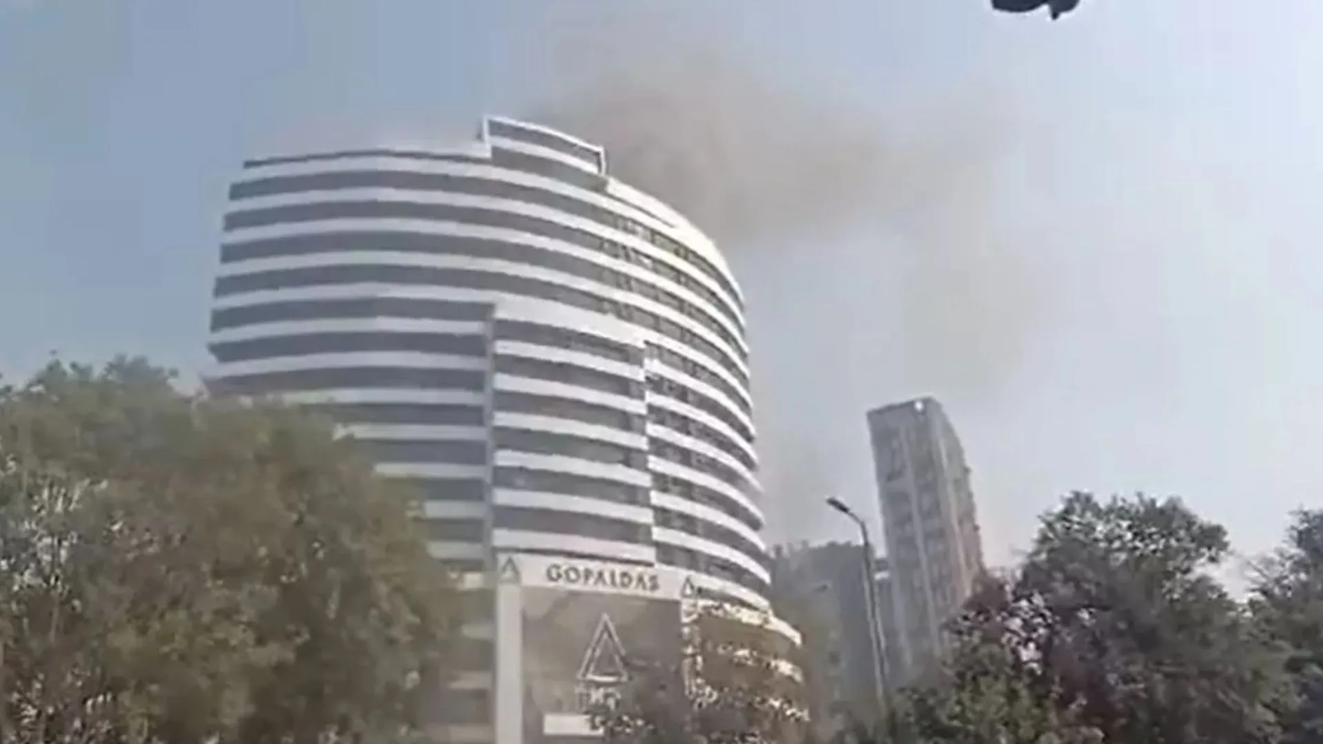 दिल्ली: CP की गोपाल दास बिल्डिंग में लगी आग, दमकल की कई गाड़ियां मौके पर