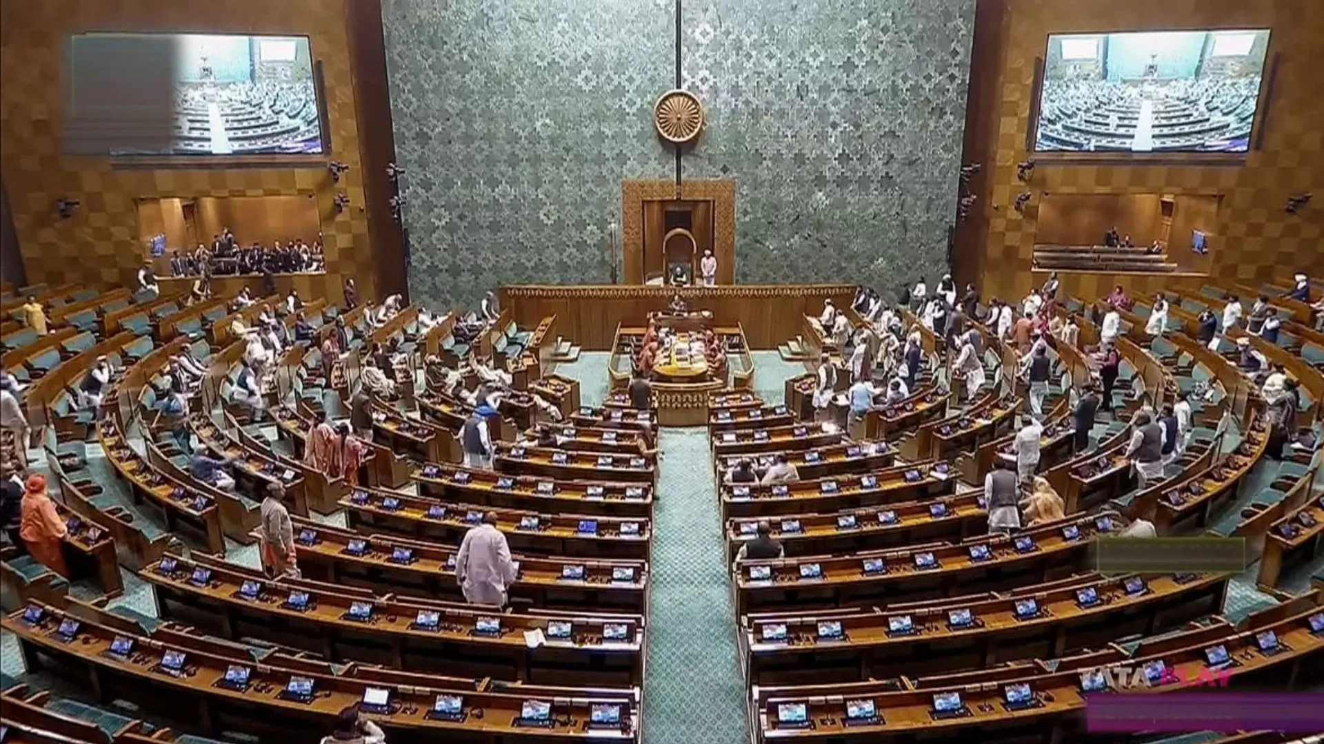 लोकसभा से 49 और विपक्षी सदस्य निलंबित, शशि थरूर, डिंपल यादव और दानिश अली समेत कई नेता शामिल