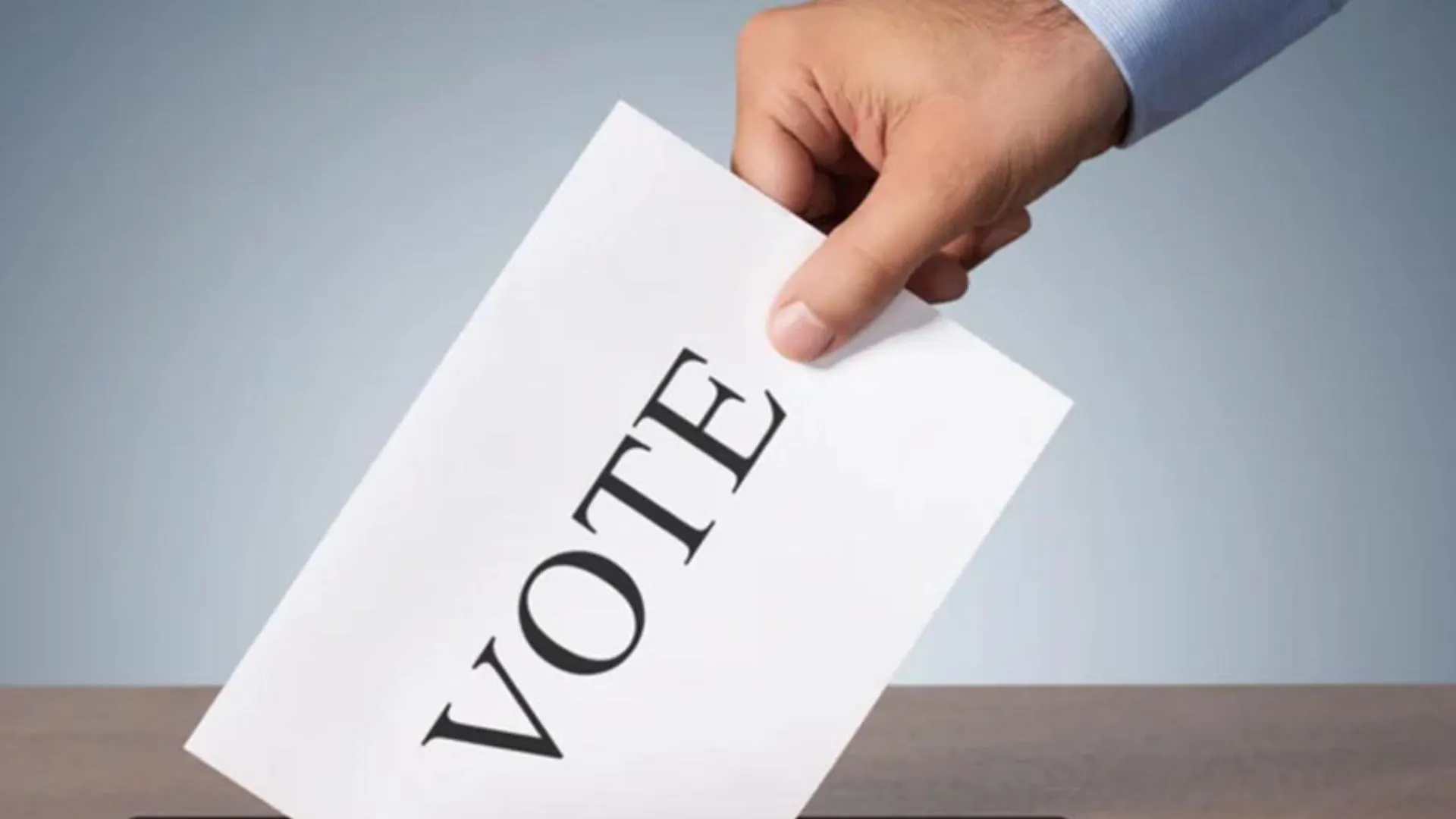 बरेली: वोट मांगने में जुटे अधिवक्ता, दिन भर हो रही चुनाव की चर्चा