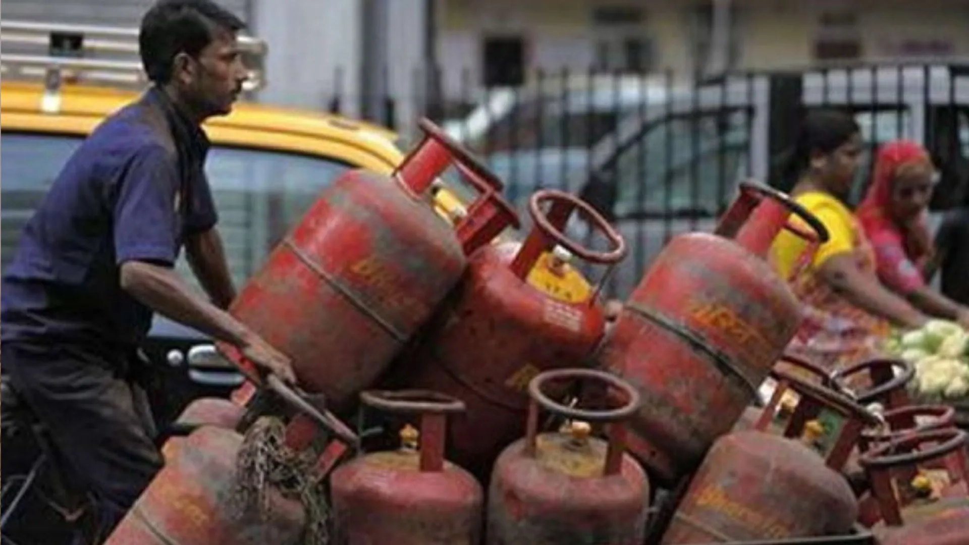 LPG Price Hike: चुनाव खत्म होते ही महंगाई का बड़ा झटका! आज से बढ़ गए गैस सिलेंडर के दाम...जानें नई कीमत