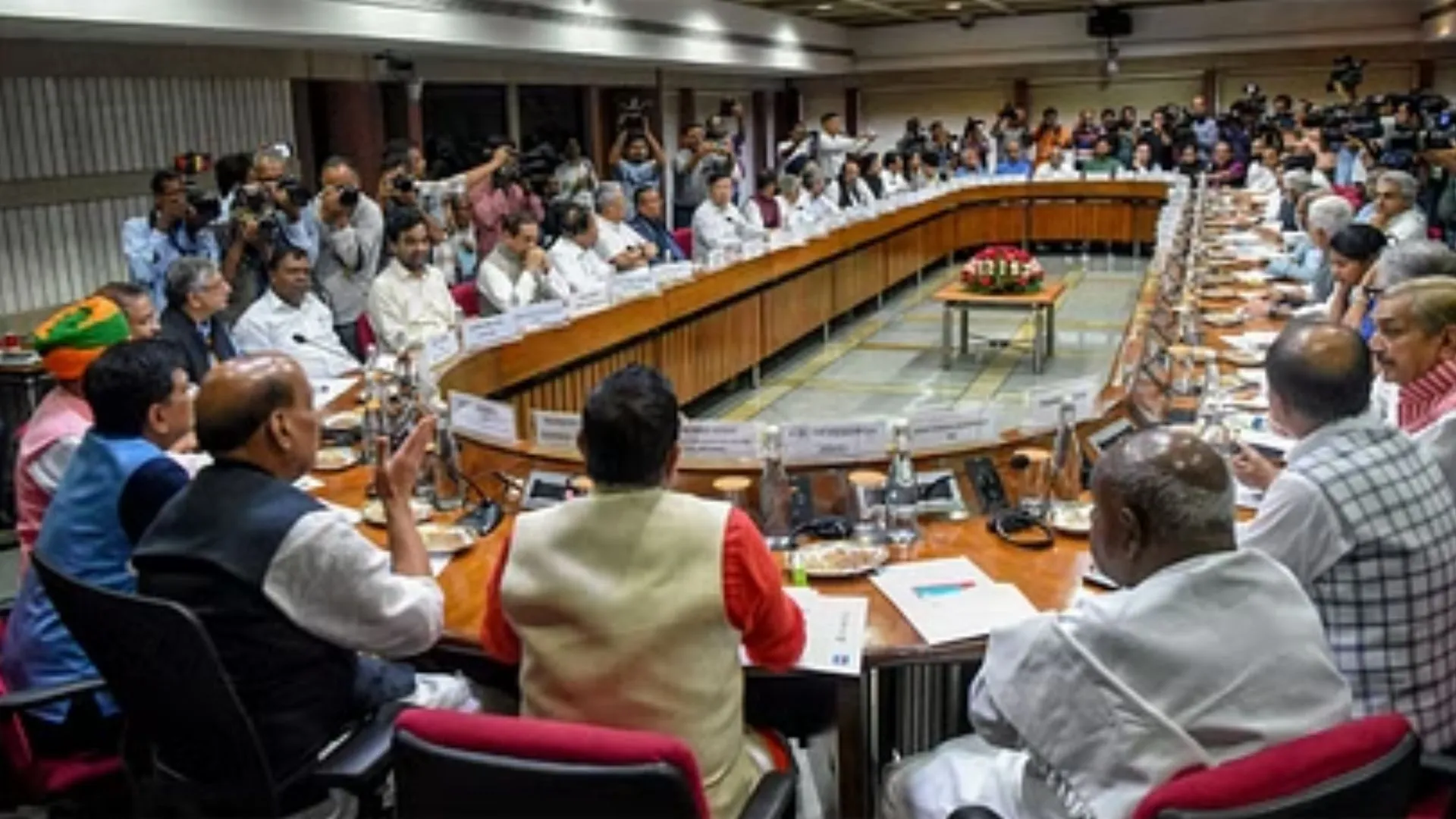 संसद सर्वदलीय बैठक: सभी मुद्दों पर चर्चा के लिए तैयार, विपक्ष माहौल सुनिश्चित करे- संसदीय कार्य मंत्री प्रल्हाद जोशी 