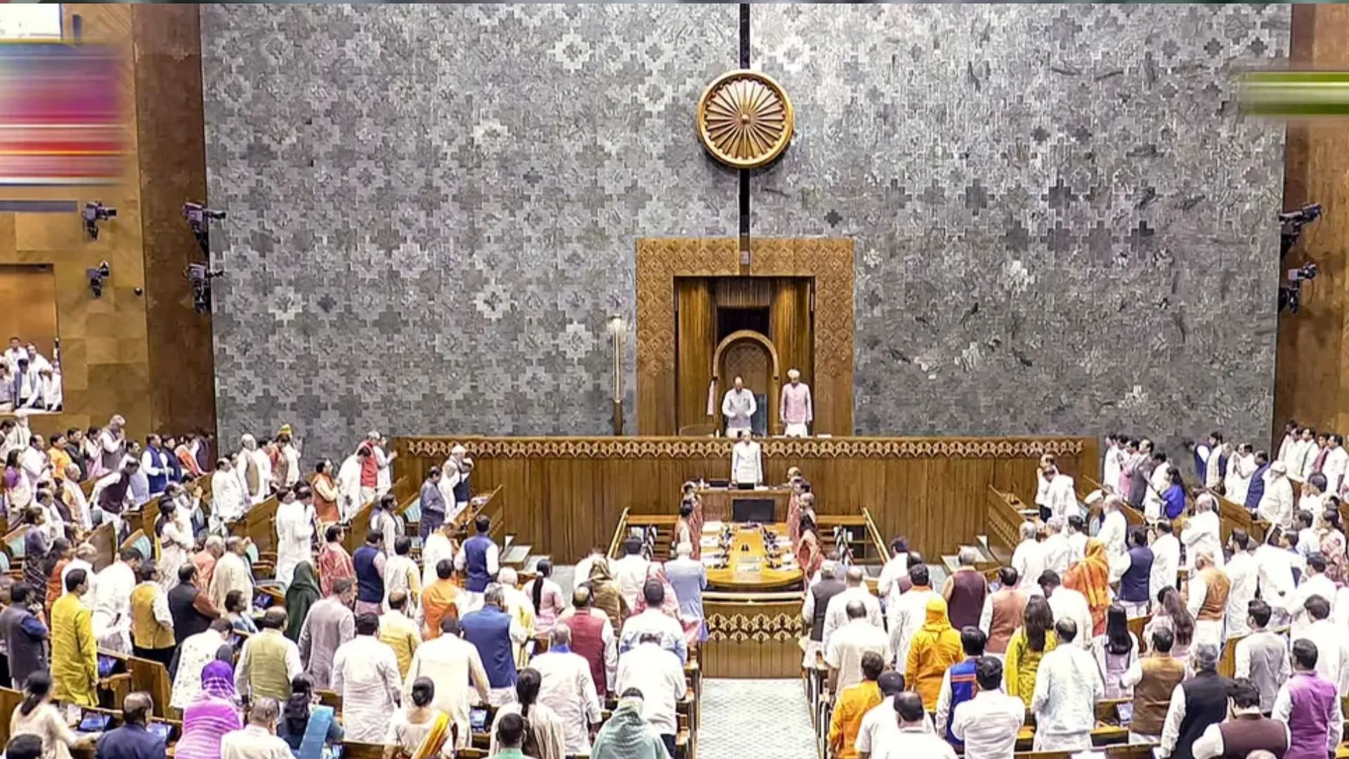 संसद का शीतकालीन सत्र शुरू होते ही लोकसभा में विपक्ष का हंगामा, 12 बजे तक सदन स्थगित