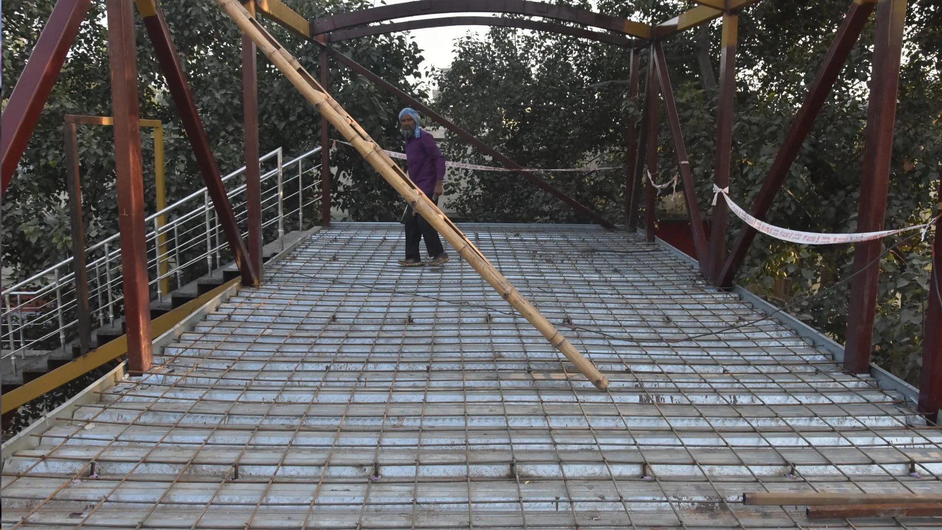 बरेली: 31 तक स्काई वॉक तैयार करना चुनौती, रात में काम कराने को मजदूर बढ़ाए