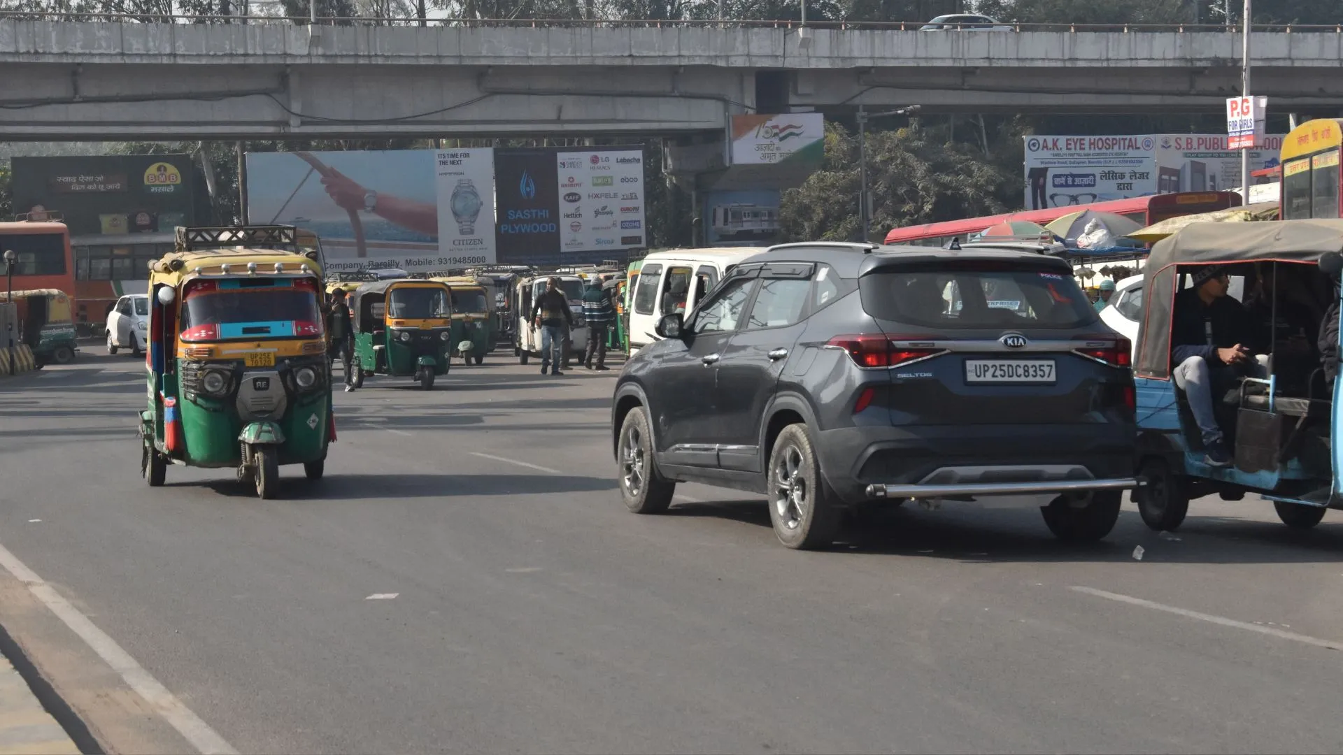 बरेली: सड़क सुरक्षा सप्ताह...सड़कों पर ट्रैफिक नियमों को रौंद रहे वाहन चालक