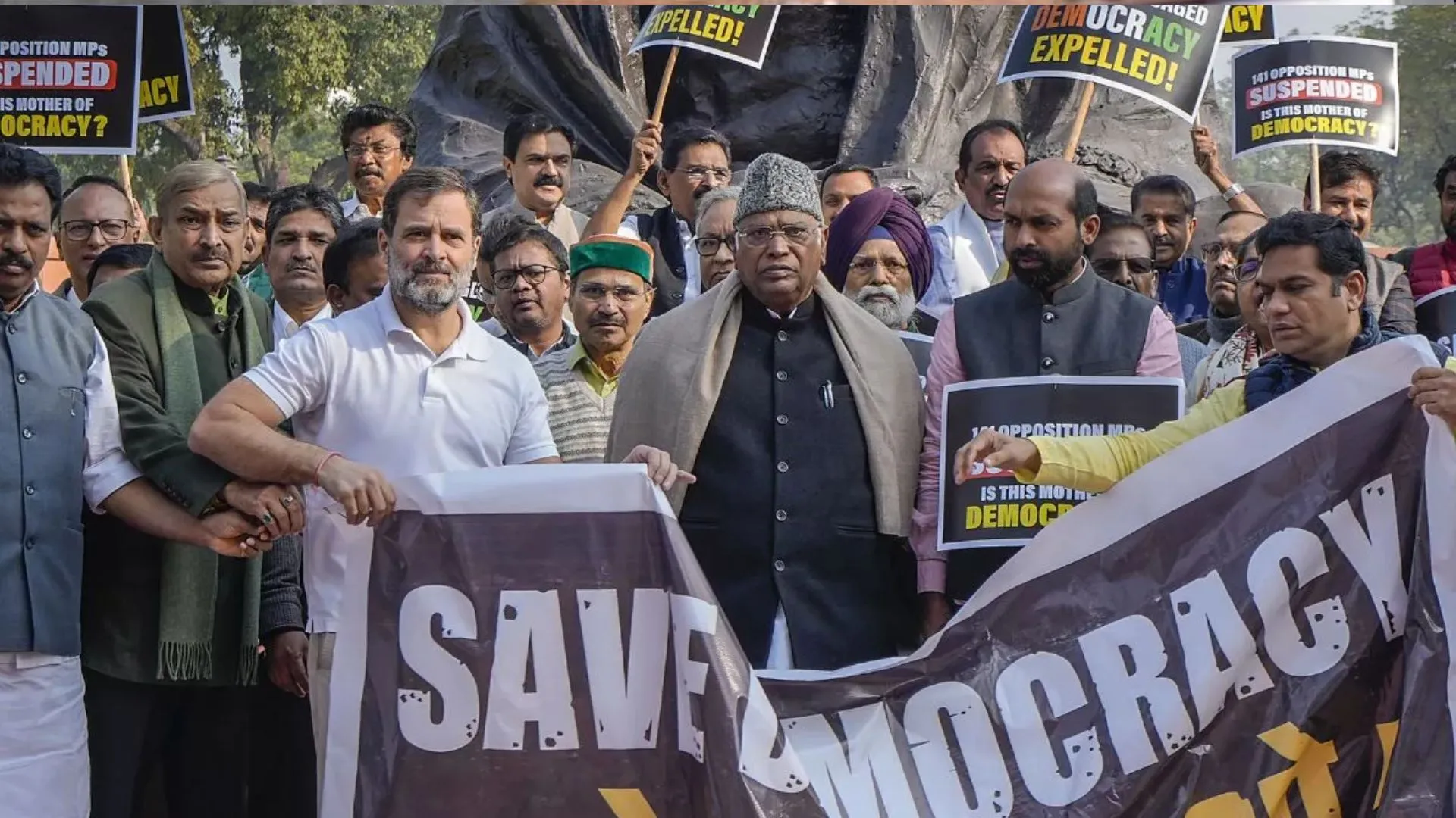 सांसदों के निलंबन के खिलाफ विपक्षी गठबंधन का देश भर में प्रदर्शन, दिल्ली में जंतर मंतर पर जुटेंगे राहुल-खड़गे समेत अन्य नेता