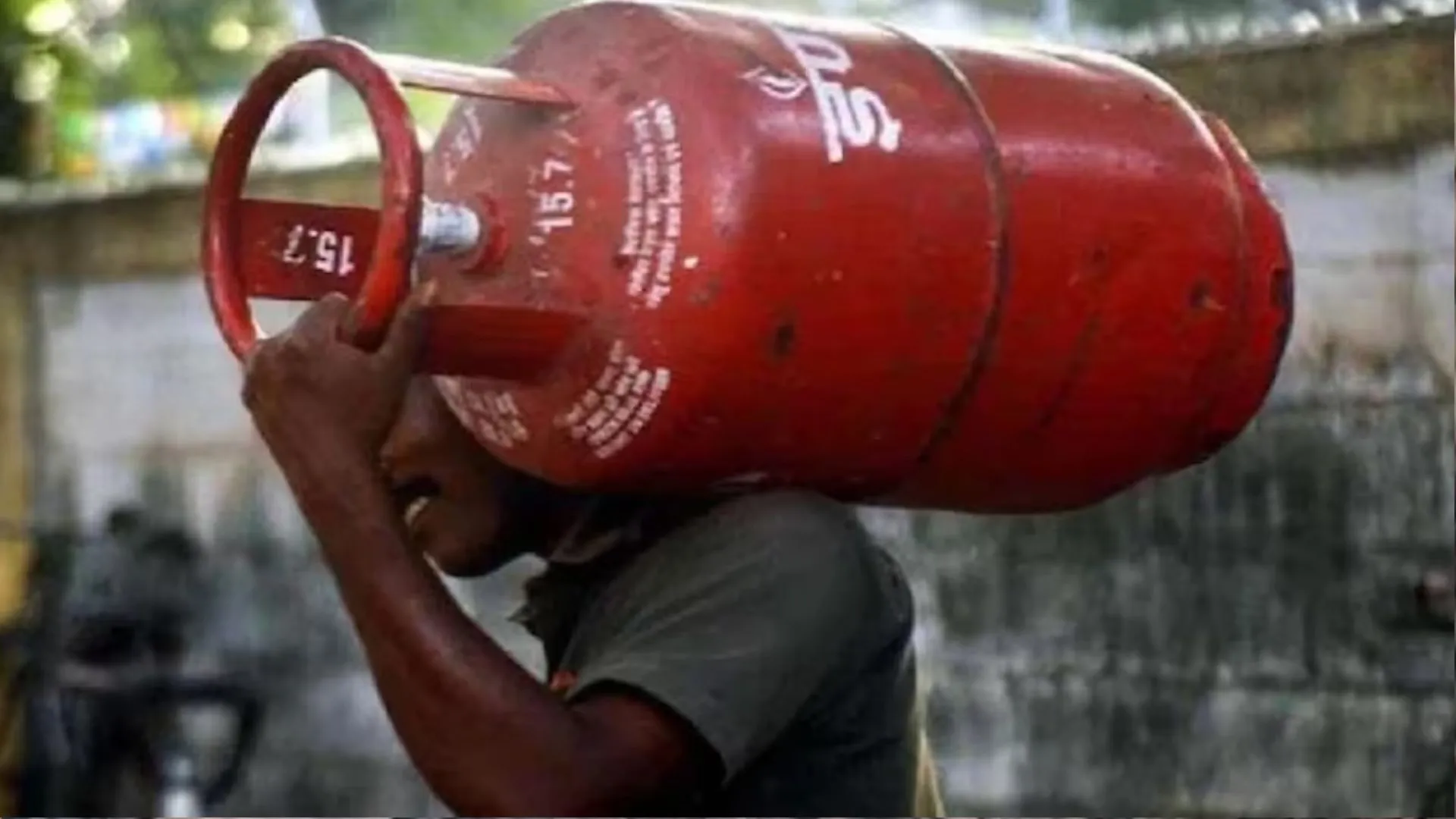 LPG Price: नए साल से पहले महंगाई से राहत, आज से 39.50 रुपये सस्‍ता हुआ एलपीजी सिलेंडर