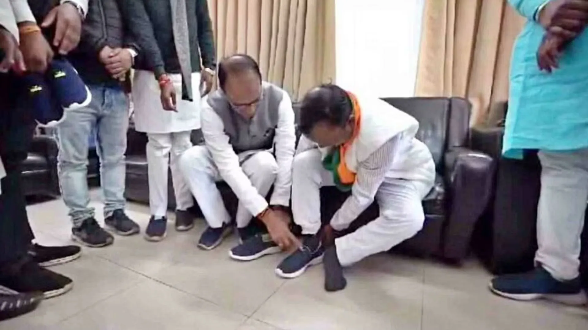 VIDEO: भाजपा सरकार न बनने तक नंगे पैर रहने का लिया था संकल्प, अब शिवराज ने पहनाए जूते 