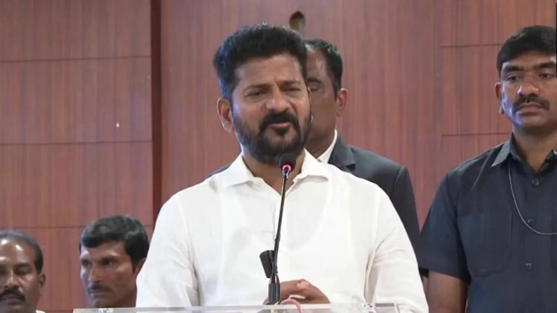  तेलंगाना में CM रेड्डी का ऐलान, श्रमिकों को 5 लाख रुपये का दुर्घटना बीमा देने किया वादा 