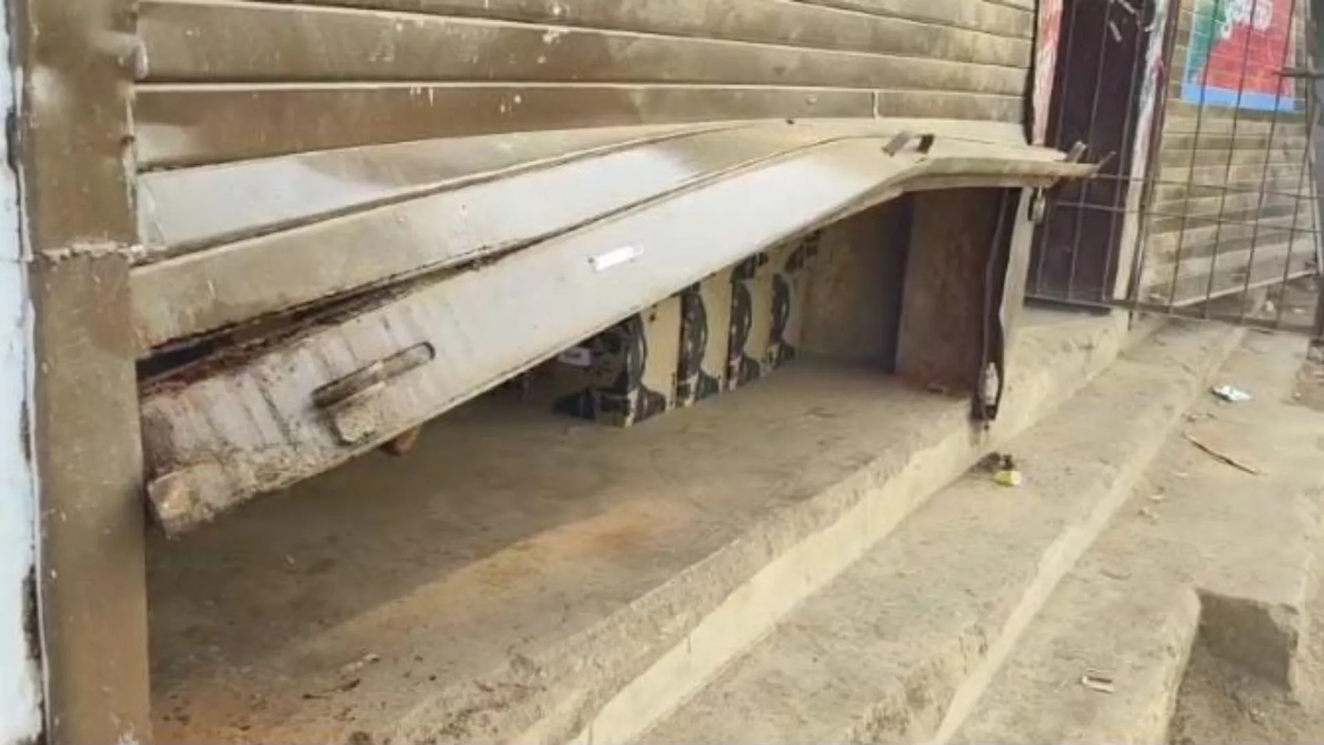 छत्तीसगढ़: शासकीय शराब दुकान में चोरी, सटर का ताला तोड़कर ग्यारह लाख रुपये ले उड़े चोर