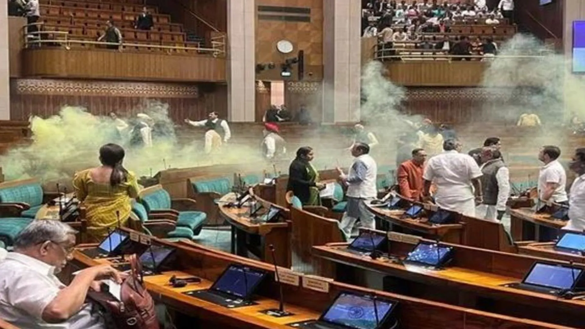 संसद चूक: आरोपी के जूतों में ‘केविटी’ बनाने वाले की तलाश में दिल्ली पुलिस ने यूपी पुलिस की मांगी मदद 