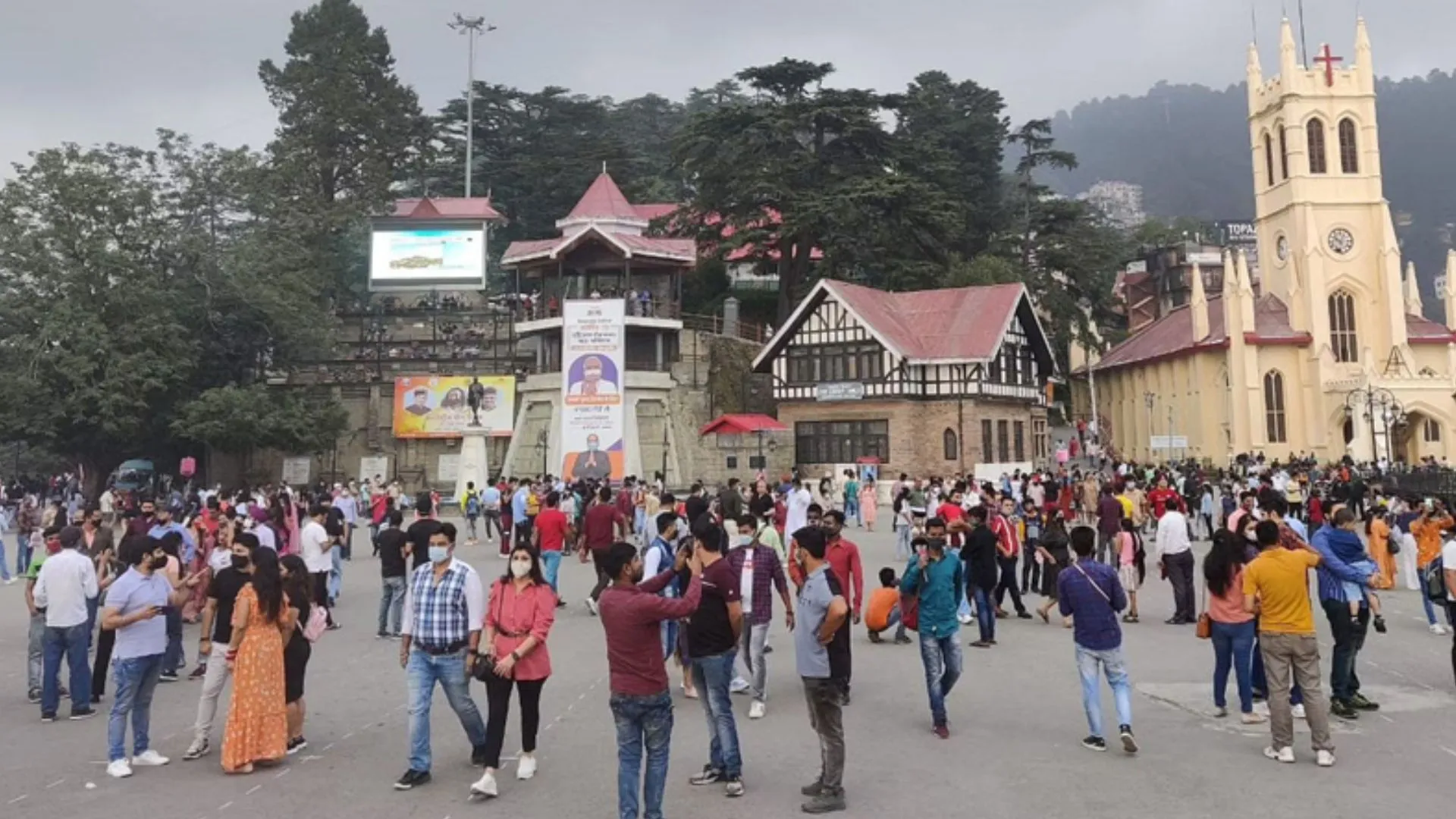हिमाचल में नए साल का जश्न मनाने उमड़े सैलानी, होटलों में खास इंतजाम 