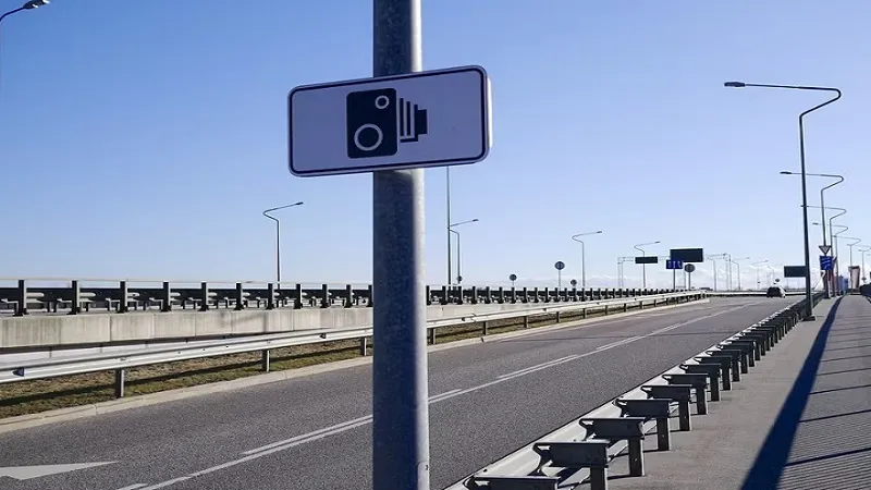 नहीं किया यातायात नियमों का पालन तो सड़कों के किनारे लगे मोबाइल कैमरे कर देंगे चुगली