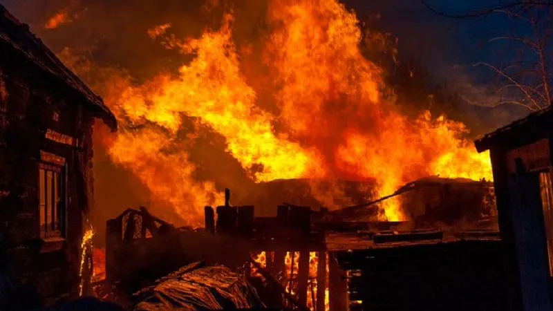  म्यांमार: पांच वर्षीय किशोर का माचिस के साथ खेलना पड़ा भारी, 11 घर में लगी आग 