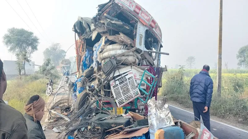 संभल: ट्रक व ट्रैक्टर ट्राली की टक्कर में चालक और क्लीनर घायल