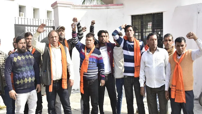 मुरादाबाद : किसानों के समर्थन में प्राधिकरण कार्यालय पर किया प्रदर्शन 