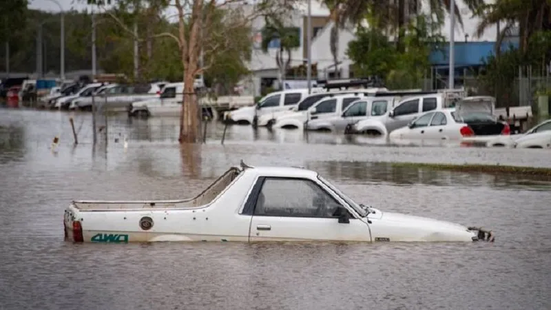 ऑस्ट्रेलिया के उत्तरपूर्वी हिस्से में बाढ़, 300 से अधिक को बचाया... दर्जनों लोग अपने घर की छत पर फंसे