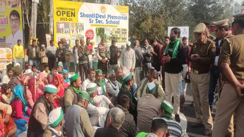  अमरोहा: भाकियू कार्यकर्ताओं ने स्टेट हाईवे किया जाम, चकबंदी अधिकारी के न पहुंचने पर जताई नाराजगी