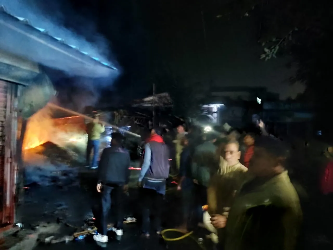 Unnao Fire: सब्जी मंडी में रखी गुमटियों में लगी आग... लोगों में मचा हड़कंप, दमकल ने पाया काबू