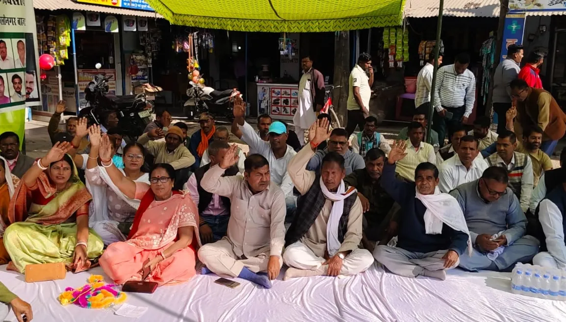 दिनेशपुर: माटकोटा-गदरपुर मार्ग के पुनर्निर्माण को लेकर कांग्रेसियों ने दिया धरना