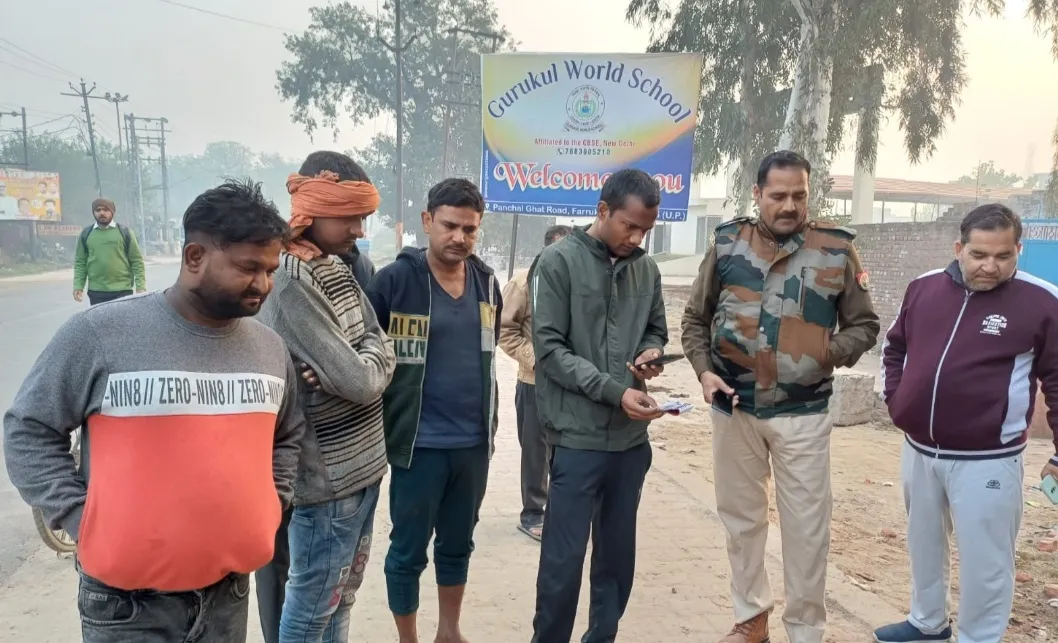 Farrukhabad News: सड़क किनारे मिला युवक का शव, मृतक कानपुर देहात का रहने वाला है