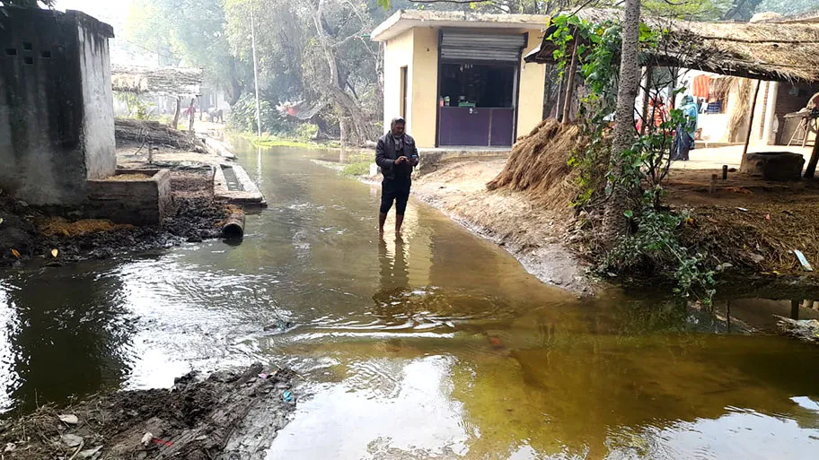 उफान पर आई माइनर, खेतों से होकर घर पहुंचा पानी, ग्रामीणों को करना पड़ रहा असुविधा का सामना