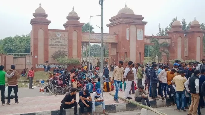 हाल ए पुनर्वास विश्वविद्यालय: अधिकारियों की लापरवाही से परेशान छात्र-छात्रायें, समस्याओं का है अंबार, क्या कुलपति से नहीं संभल रही व्यवस्था !