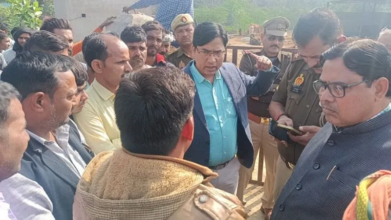 Jalaun में गांव की सरकार के खिलाफ फूटा गुस्सा, ग्रामीणों ने सड़क जाम कर किया प्रदर्शन, अफसरों को भी सुनाई खरी-खोटी