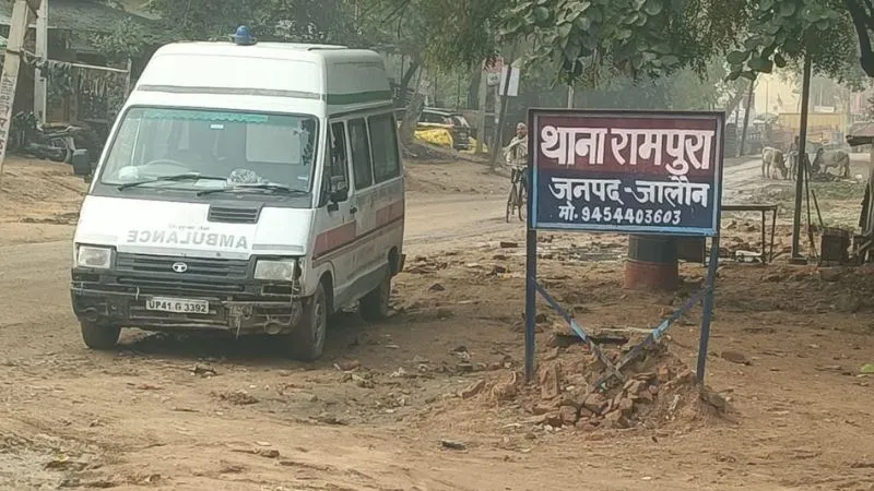 Jalaun: स्वास्थ्य विभाग की एंबुलेंस बनी मछली तस्करी का जरिया, वीडियो वायरल होने के बाद पुलिस ने पकड़ा, तीन बोरों में मिली मछलियां