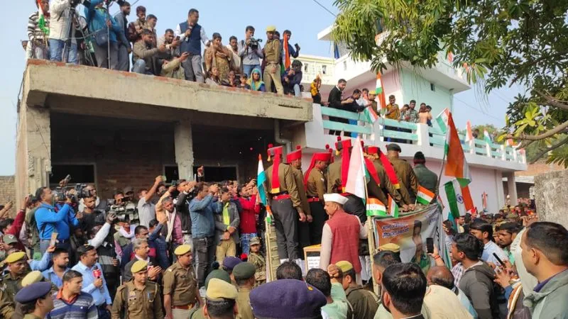 Kanpur News: जम्मू में शहीद का पार्थिव शरीर पहुंचा गांव, उमड़ा सैलाब, मंत्री, अधिकारी संग कई लोग मौजूद