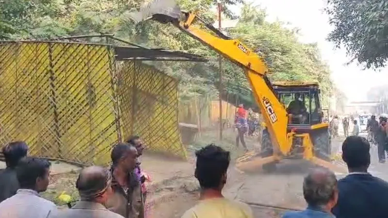 Kanpur Nagar Nigam ने चलाया अतिक्रमण अभियान, चार माह के लिए बंद हो रहा जूही खलवा पुल...