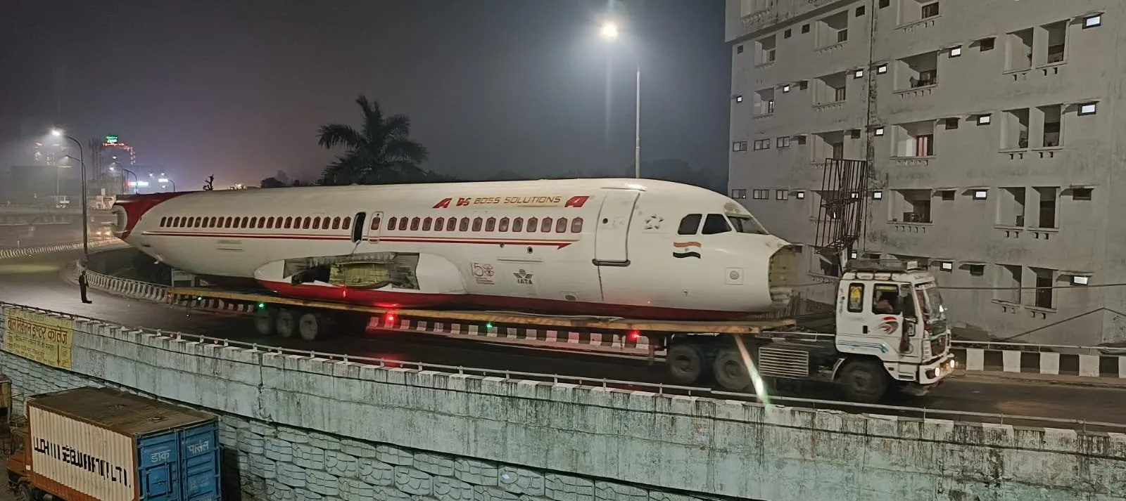 ट्रक पर जा रहा था स्क्रैप जहाज, लखनऊ में बीच रास्ते फंसा, देखने वालों की उमड़ी भीड़